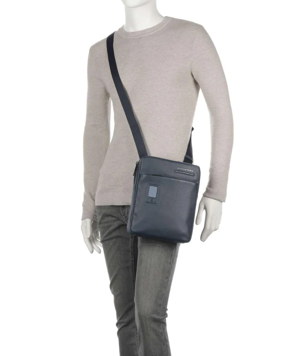 AKRON Umhängetasche 10″ fein genarbtes Rindsleder dunkelblau